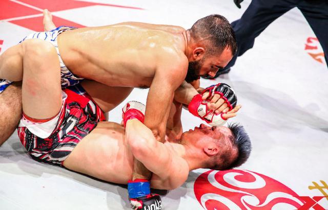 中国"窜山豹"被揍得满脸飙血 直接被打进救护车