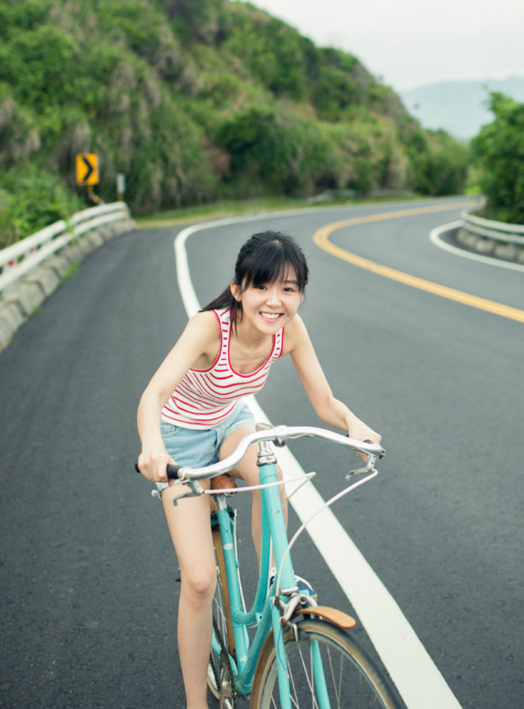 宋伊人公路美照,单车少女上演速度与激情