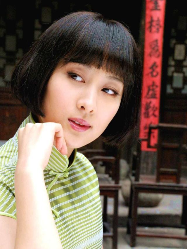 于曼丽出众的外貌成为了她执行任务的秘密武器,在刺杀汉奸汪芙蕖时,于