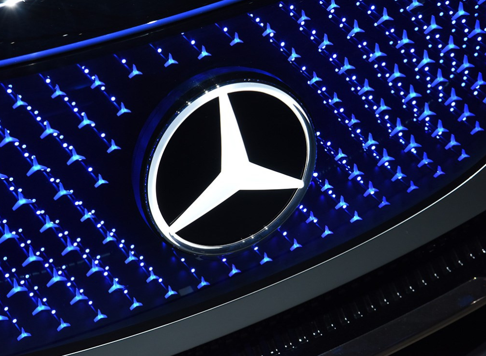 带字母的奔驰亮相学比亚迪玩发光车标内饰过于奢华