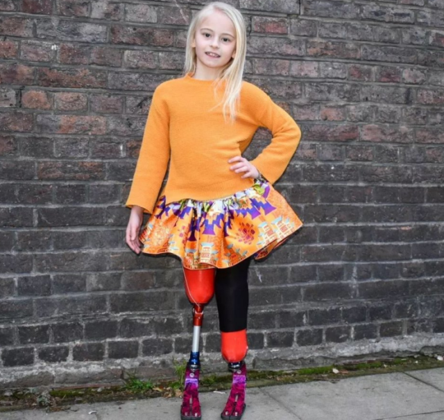 9岁"无腿女孩"登纽约时装周 笑容创造历史:不认命就是我的命