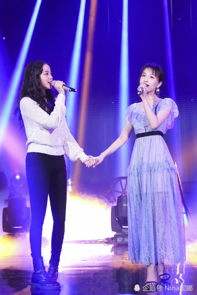 欧阳娜娜吴昕同框两种风格穿搭谁更胜一筹