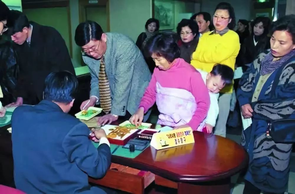 韩国1997 离国家破产只剩7天全民 救国 捐金226吨