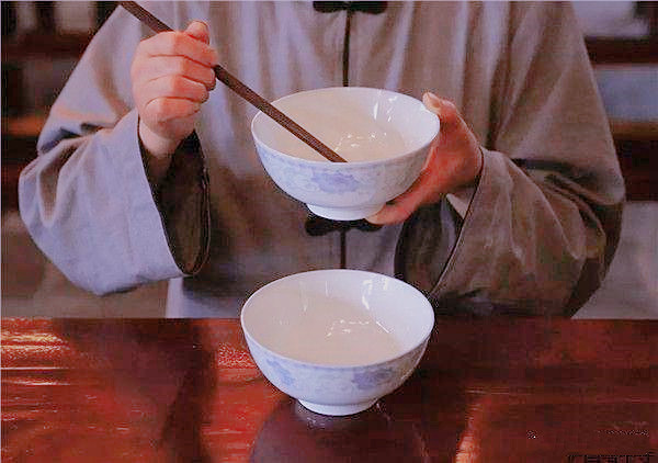 而这位小娘不是这样认为的,她觉得端着碗反而是一种看起来非常low的