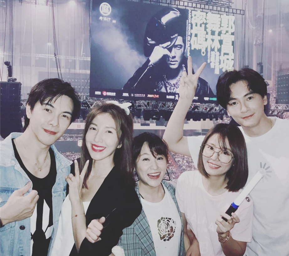 林心如与郑元畅现身郭富城演唱会,两人同框戴眼镜很学生特有气质