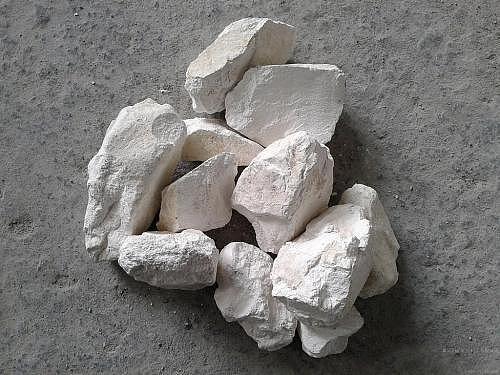 半挂车满载32吨电石出事故