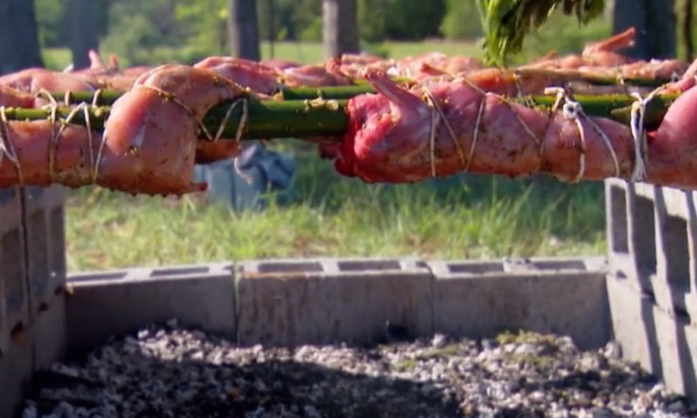 看看美国人的砖坑烧烤,100斤肉用竹竿穿透烤,看起来超有食欲