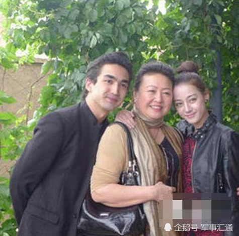 迪丽热巴称自己是家中最丑?本来不相信,看完她晒家人合照真信了