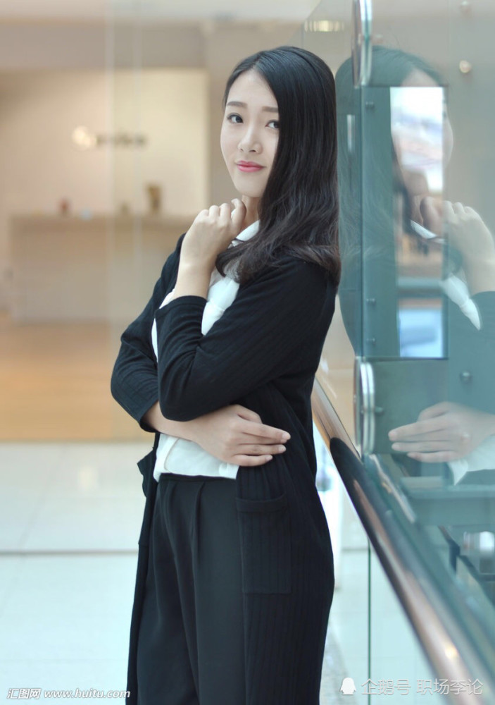 女公务员受器重不被提拔,想调动又受阻拦该怎么办?