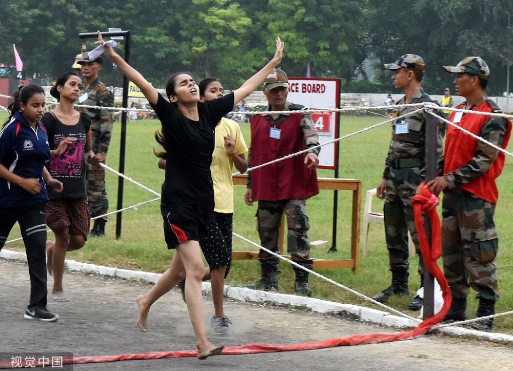 印度军营招募女兵应征者表现太卖力当场晕倒入伍后地位却尴尬