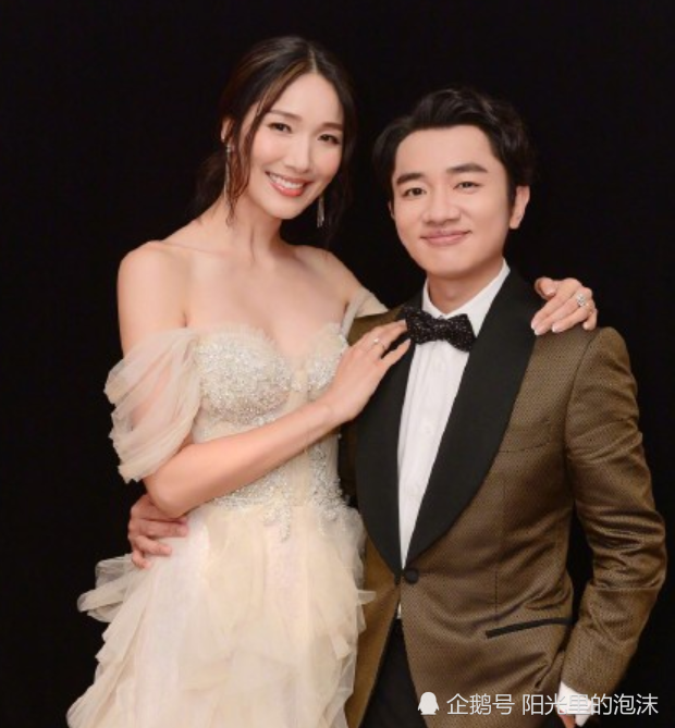 王祖蓝与老婆拍照太心机!站楼梯上只求身高齐平,网友:自欺欺人