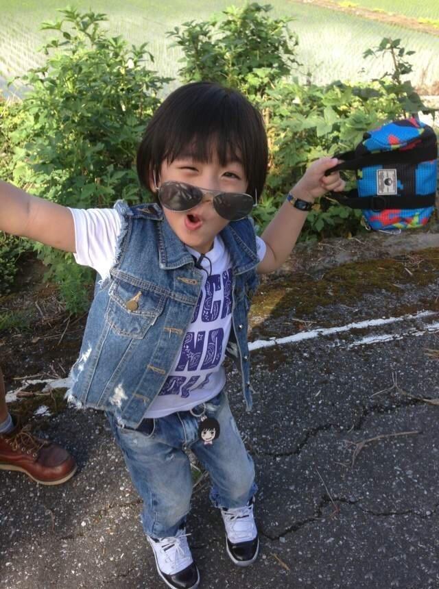 林志颖罕见晒kimi正脸庆祝10岁生日,一家三口同框十分温馨