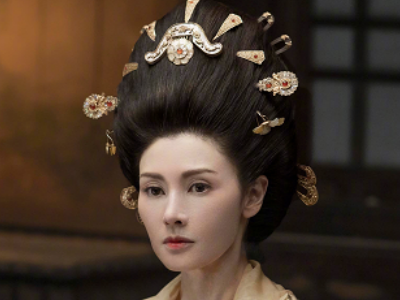 剧照中李嘉欣扮演的杨贵妃素妆淡雅雍容华贵,虽然1970年出生的李嘉欣