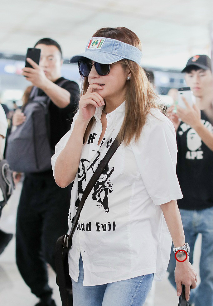 43岁赵薇咬手指现机场 ,白上衣搭牛仔裤,谁注意手上的纹身了