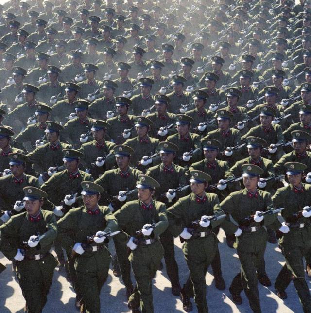 回顾1984年大阅兵正步劈枪气势足刺刀紧贴战士耳根