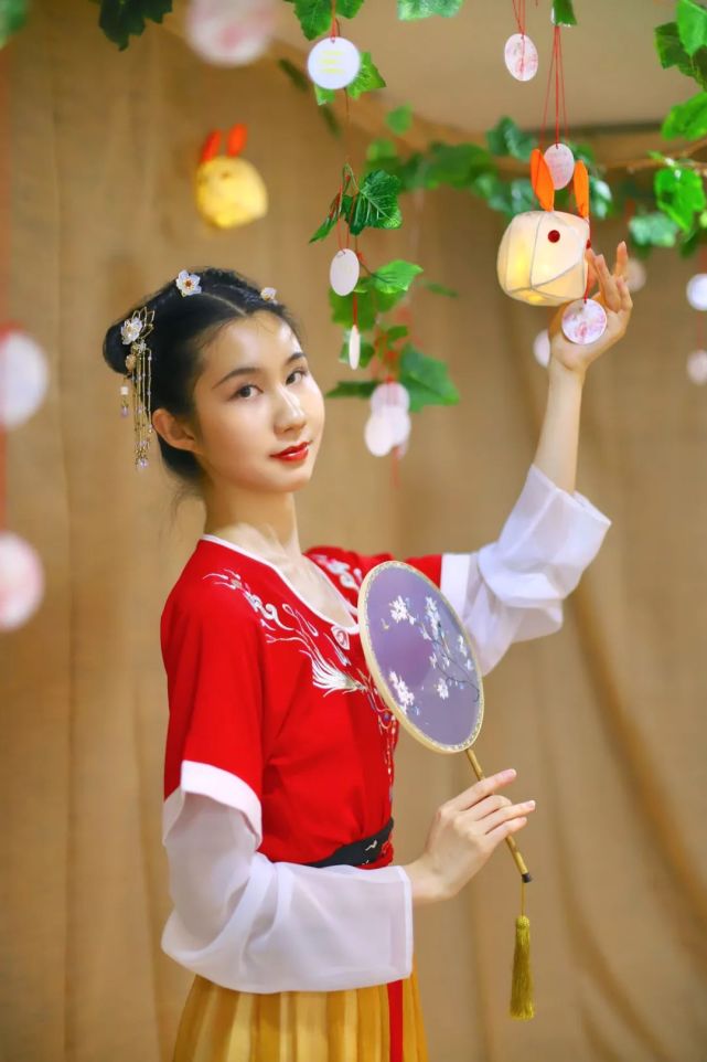 北京舞蹈學院學生王玖（化名）身穿漢服。受訪者供圖