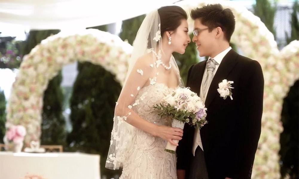 霍启刚|霍启刚发文感谢家人支持，三个孩子看爸爸直播，超朴实豪宅客厅首曝光