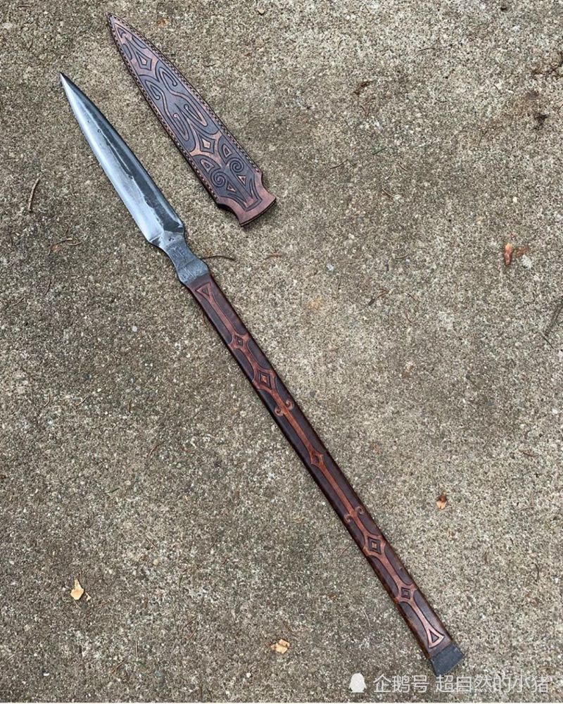 长枪:枪是一种长柄上装有锐利尖头兵器,长枪的历史可以追溯到隋末唐初