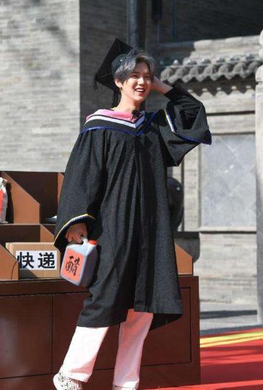 鹿晗也有过穿学士服的照片,学士服里面配白裤子,哈哈,这样的打扮你打