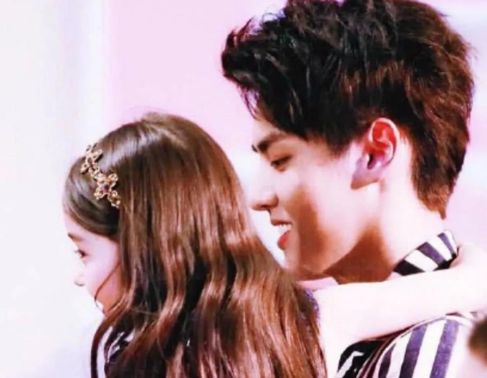 吴亦凡抱着的一个小女孩,她的名字叫做蔡书雅,身上有着一半的英国血统