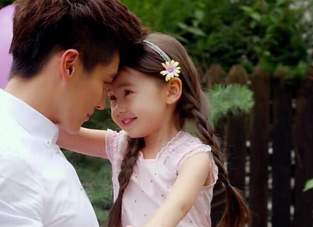 吴亦凡抱着的一个小女孩,她的名字叫做蔡书雅,身上有着一半的英国血统