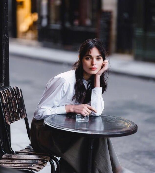 4国混血的法国博主,把衬衫穿出随性不羁的魅力