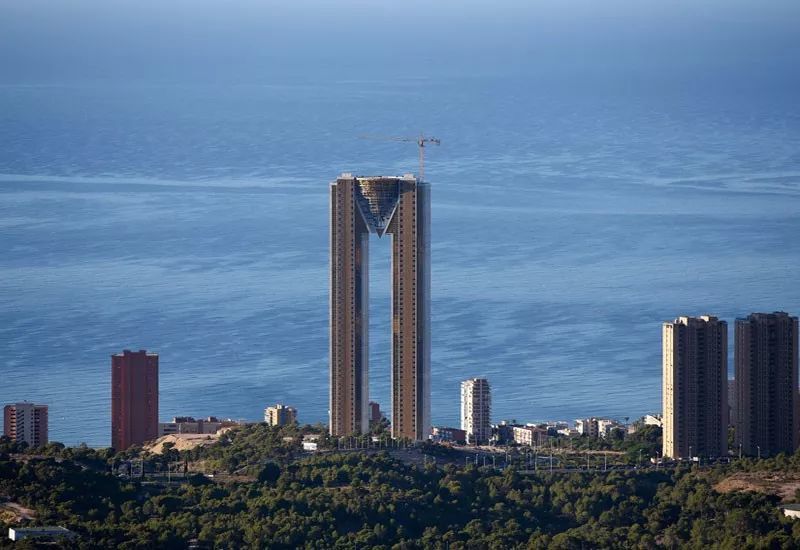 这栋双塔建筑的高层公寓楼在西班牙贝尼多尔姆市(benidorm),名叫