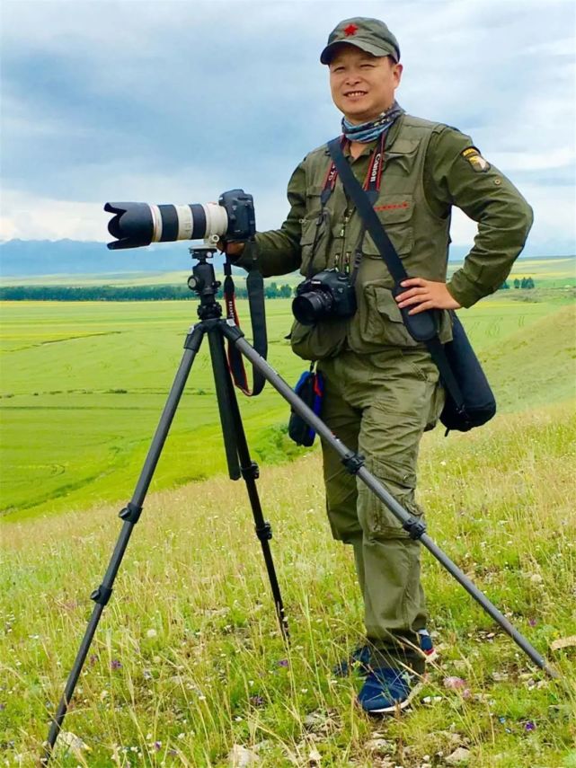 网名蓝雨,出生于上个世纪70年代,中国艺术家协会新疆理事,中国摄影