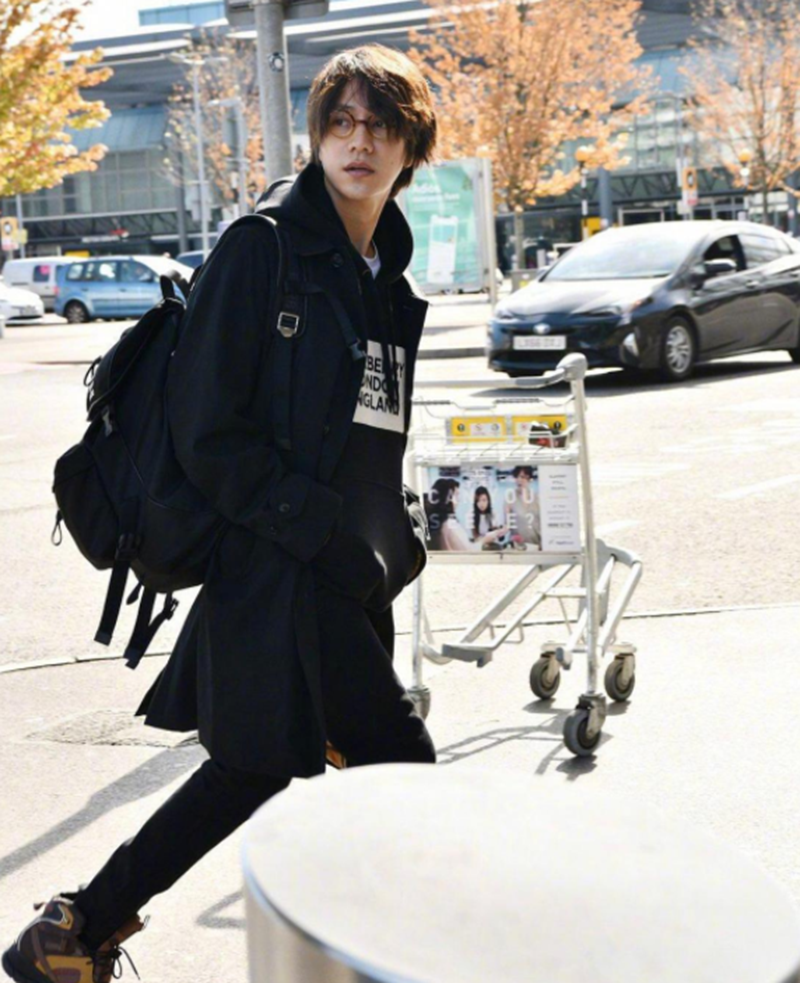 再次迷上陈坤颜值,参加时装周打扮太日系,43岁似大学校草