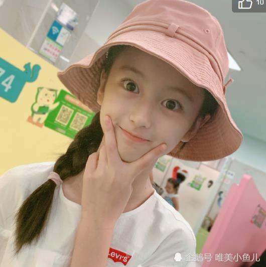 还记得被王思聪关注的裴佳欣吗?才10岁就穿豹纹,这腿姐姐酸了