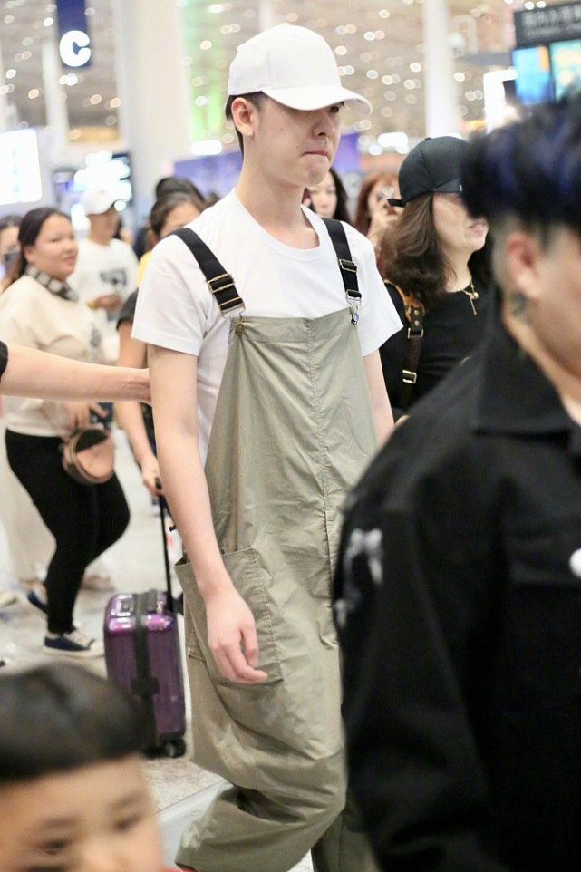 "辫哥哥"张云雷走机场,白t恤配背带裤,从小剧场帅到了机场