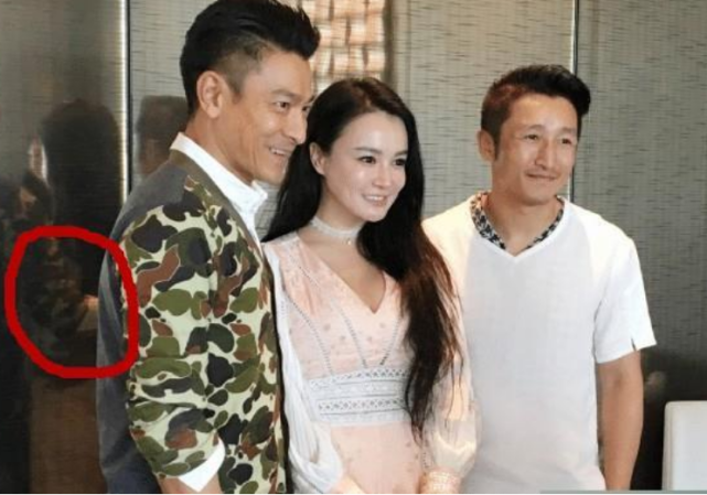 刘德华和邹市明夫妇合影,看起来亲密无比,背后镜子却曝光一切