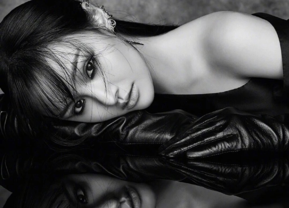 郑爽又拍杂志了,出道这么多年,这一次最惊艳?