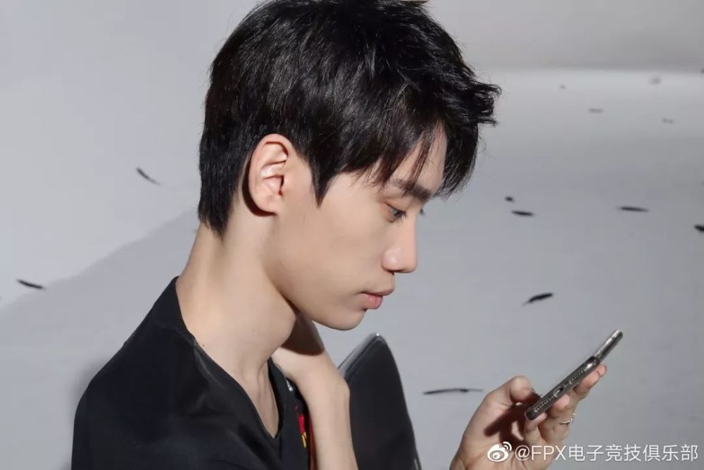 lpl定妆照小虎变精神小伙小天拿蒜头王八