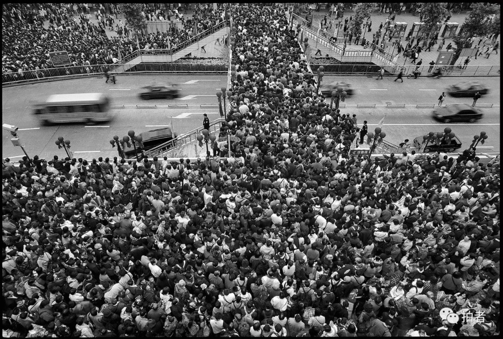 1996年,深圳罗湖口岸,三十多万民众过境大陆去祭祖.