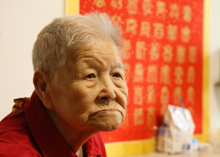 在学校里,老人受教于著名作家,文学家陈企霞.