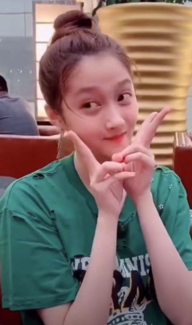 关晓彤机场过22岁生日收到心形玫瑰礼盒与鹿晗隔空撒糖