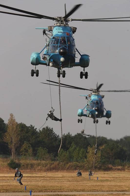 空中突击师!解放军空降兵训练直升机快速索降
