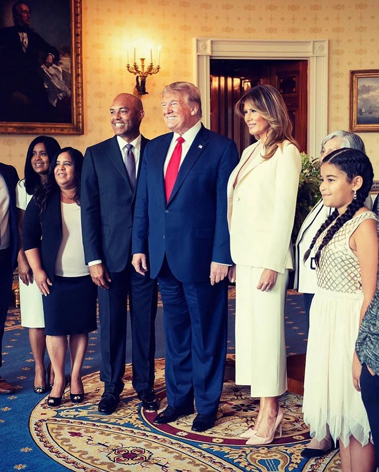 梅拉尼娅穿纯白套装又酷又美 高冷气场镇住女军官 和丈夫很恩爱