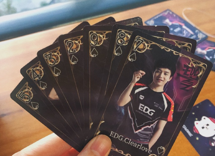 edg六周年礼盒很让人感动,厂长化身黑桃7,笑容很慈祥