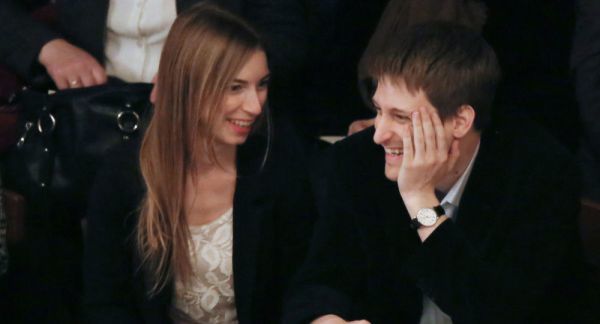 斯诺登和妻子林赛·米尔斯.(图片来自俄罗斯卫星新闻通讯社)