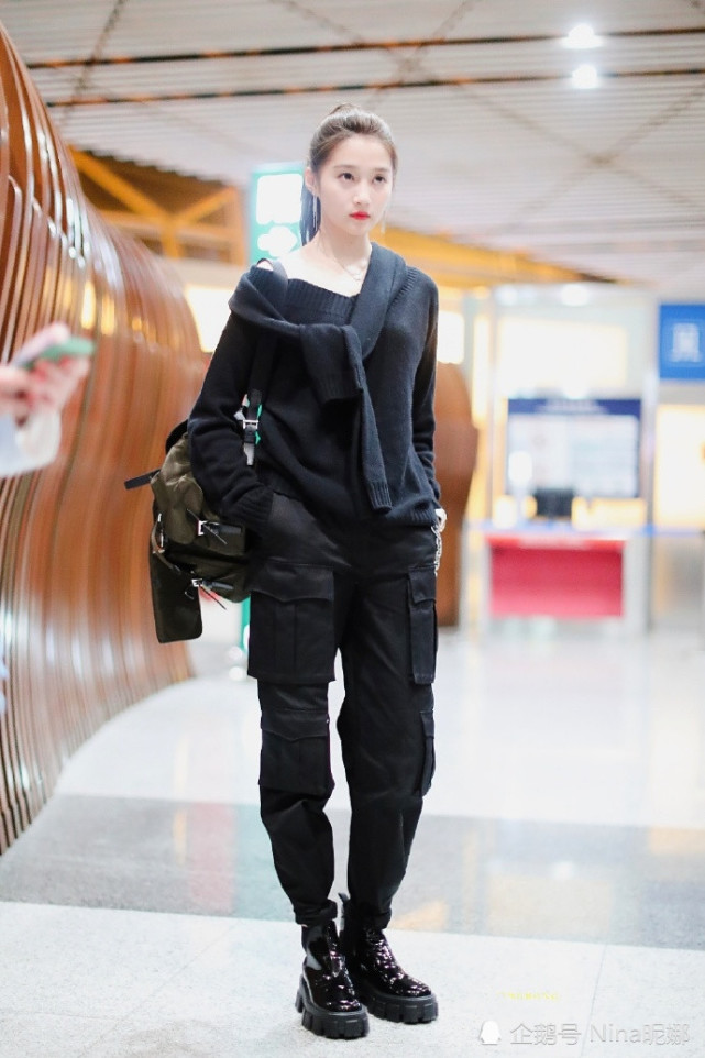 关晓彤22岁生日新风格看呆5千露肩衫配8千裤黑得认不出来