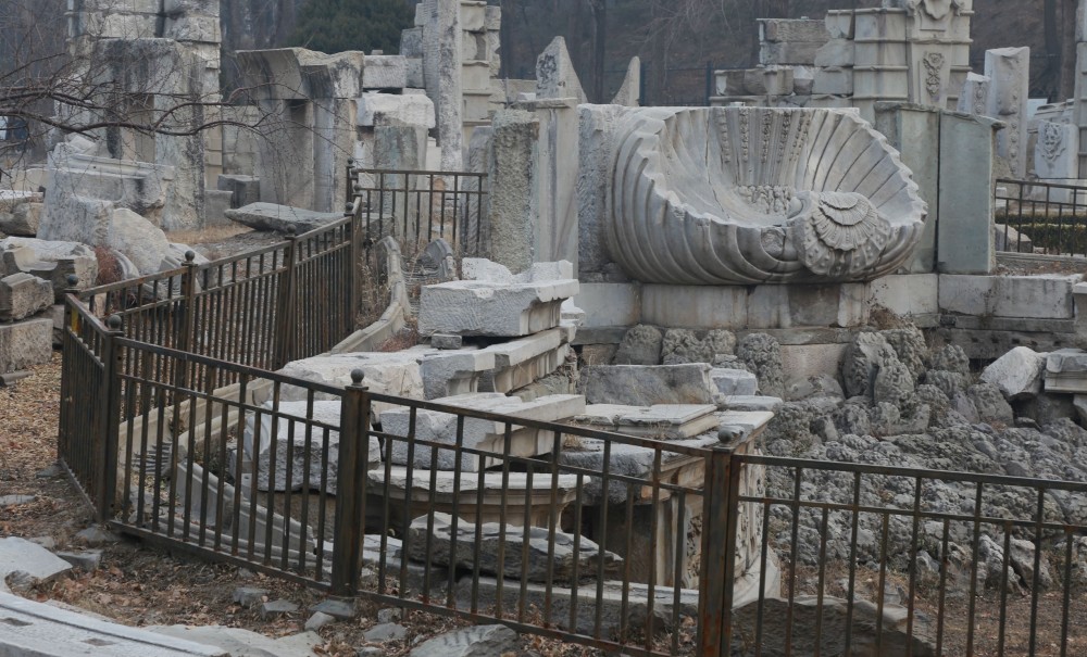 阴天下的圆明园遗址,这些历史,残桓断壁刺痛了多少人的心