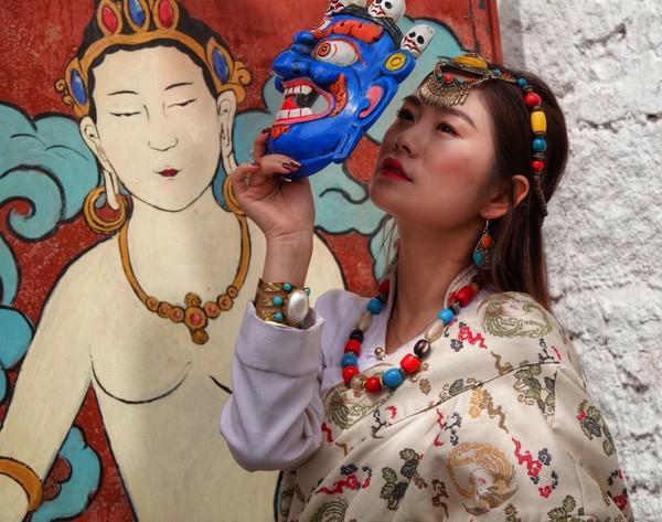 荒地上,出资新建"贡萨图丹曲科寺",噶玛噶举教派第六世噶玛巴活佛曾