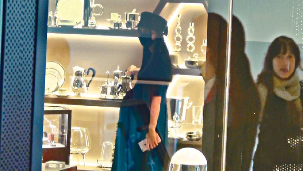 Baby约怀孕9个月逛街孕肚照曝 Baby预产期是