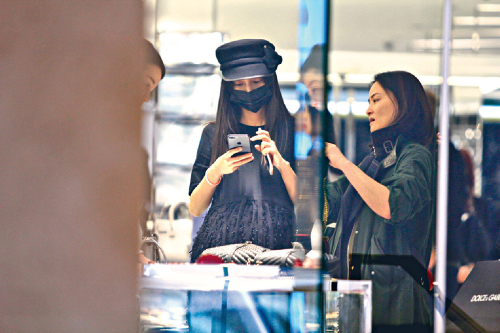 Baby约怀孕9个月逛街孕肚照曝 Baby预产期是