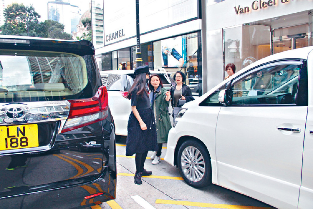 Baby约怀孕9个月逛街孕肚照曝 Baby预产期是