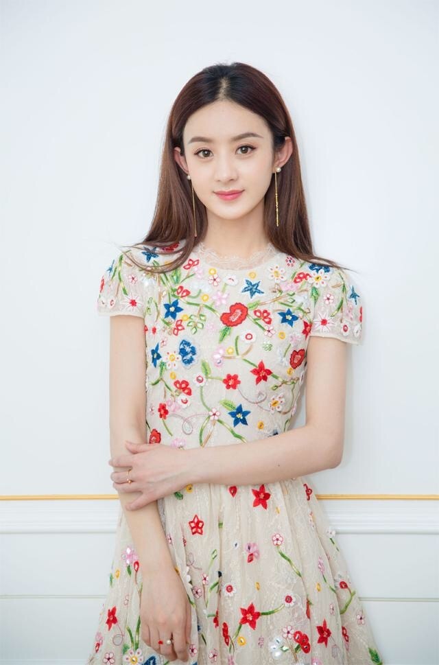 赵丽颖的花花裙子很时尚很有爱的味道