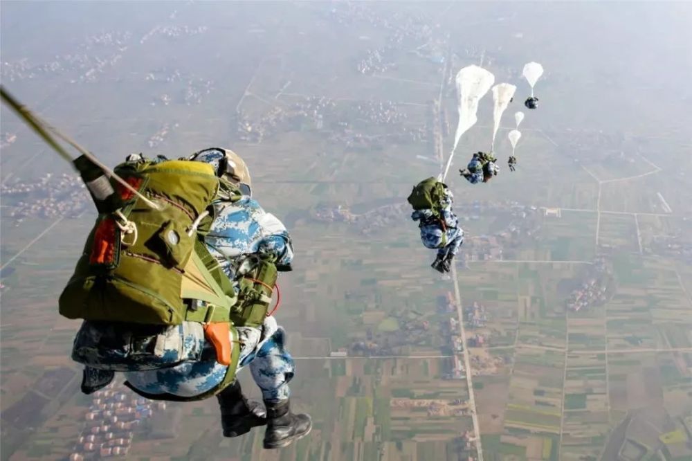 今天的头条留给他们!中国空降兵,生日快乐!