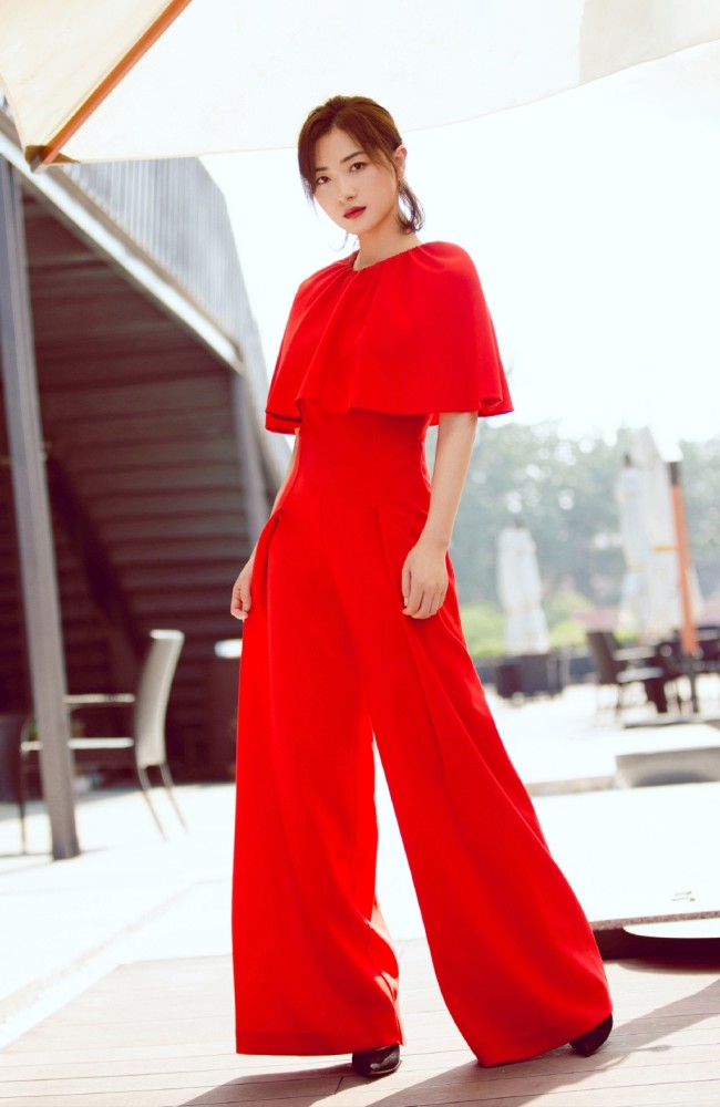 《新世界》中她是田丹,今穿花衬衫配格纹套装,38岁变复古少女